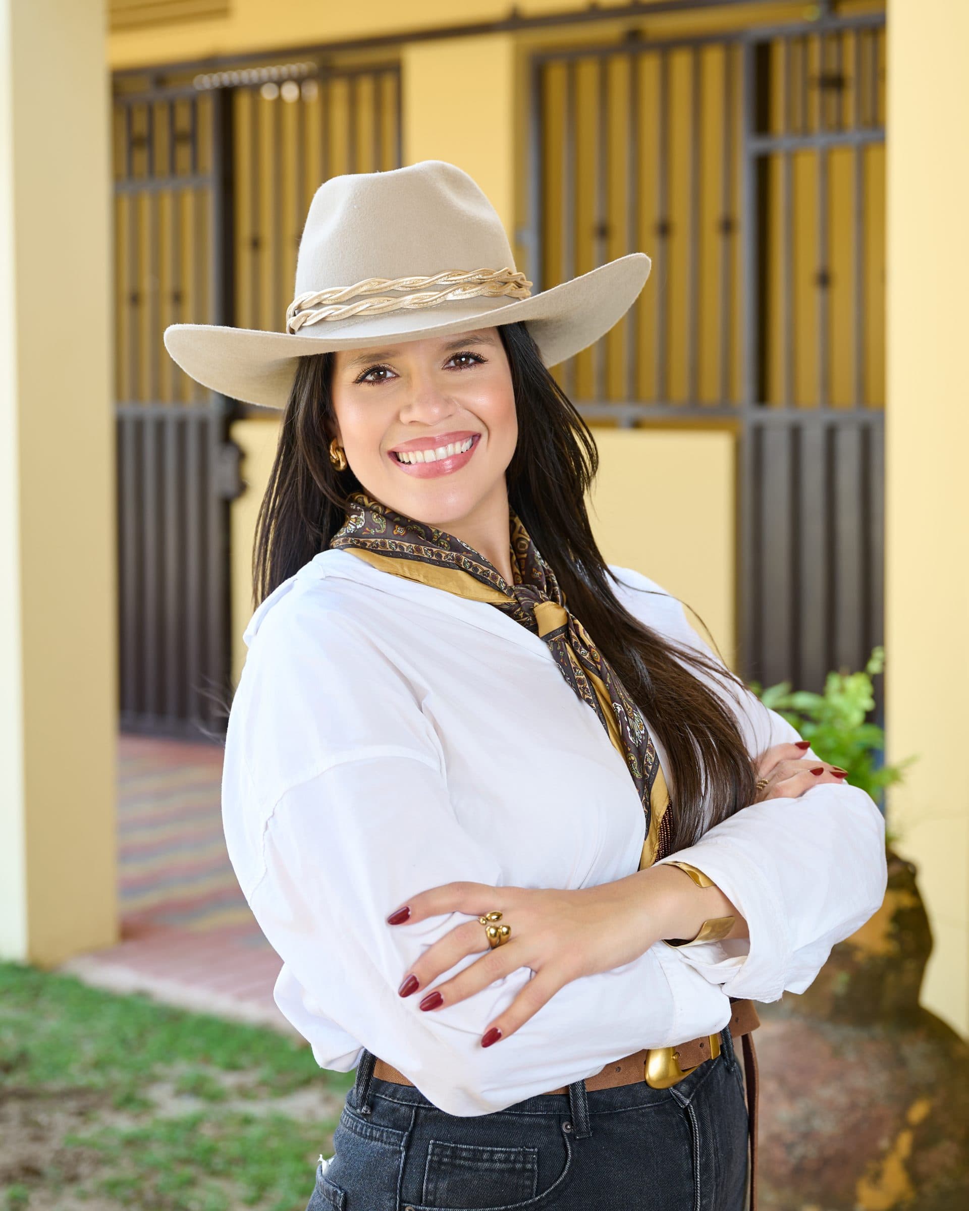 Integrante del equipo de Equilibrio con sombrero junto a las caballerizas